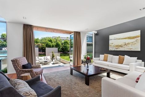 Photo of property in 8 Saint Andrews Square, Strowan, Christchurch, 8052