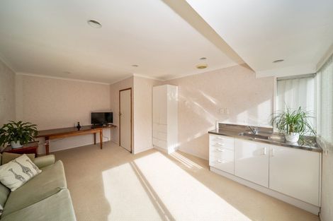 Photo of property in 8 Spencer Place, Merrilands, New Plymouth, 4312