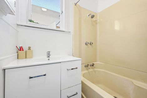 Photo of property in 16 Parrs Cross Road, Henderson, Auckland, 0612