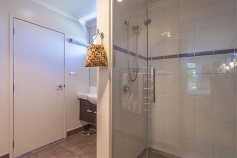 Photo of property in 5 Paradise Point Place, One Tree Point, 0118