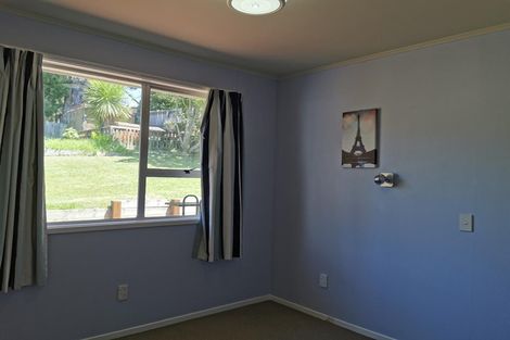 Photo of property in 28 Staincross Street, Green Bay, Auckland, 0604