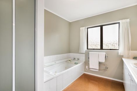 Photo of property in 24 Jack Paterson Road, Opaheke, Papakura, 2584