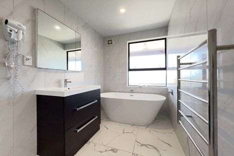 Photo of property in 131 Oaktree Avenue, Browns Bay, Auckland, 0630