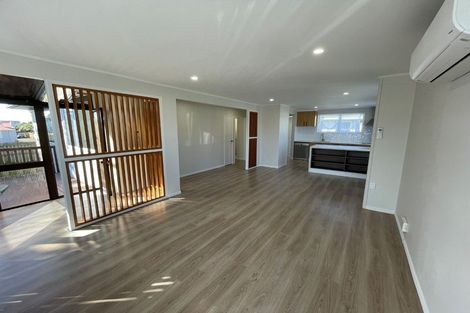 Photo of property in 2 Sabot Place, Massey, Auckland, 0614