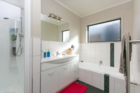 Photo of property in 5 Montrose Place, Highlands Park, New Plymouth, 4312