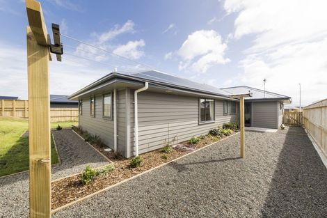 Photo of property in 5 Sardinia Grove, Fitzherbert, Palmerston North, 4410