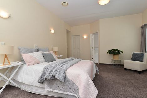 Photo of property in 2 Minchin Crescent, St Andrews, Hamilton, 3200
