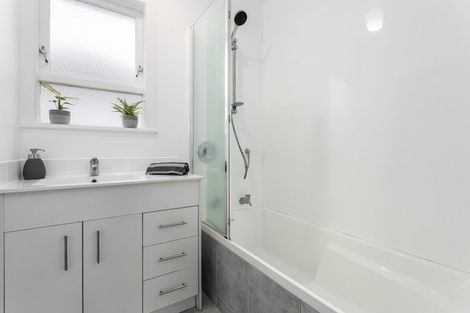 Photo of property in 5 Tauhara Street, Green Bay, Auckland, 0604