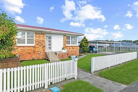 Photo of property in 2/17 Settlement Road, Papakura, 2110