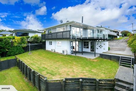 Photo of property in 2/33 Hyde Road, Rothesay Bay, Auckland, 0630