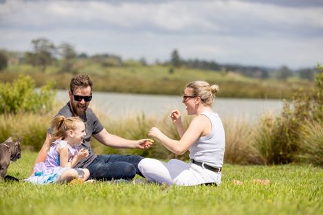 Photo of property in 2 Parkmore Drive, Rosehill, Papakura, 2113