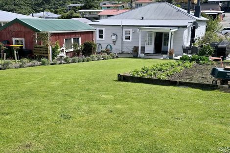 Photo of property in 108 Waikawa Road, Picton, 7220