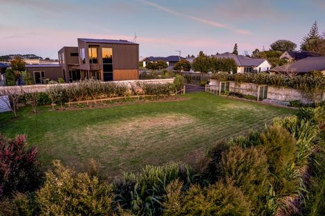 Photo of property in 20 Aderman Place, Hurworth, New Plymouth, 4310