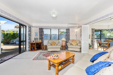 Photo of property in 9 Crampton Court, Orewa, 0931
