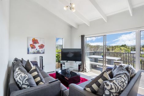 Photo of property in 2/307a Wairau Road, Totara Vale, Auckland, 0627