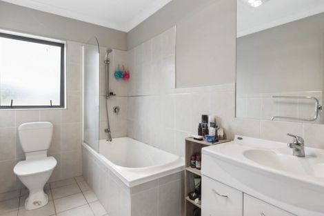 Photo of property in 3 Vadam Road, Massey, Auckland, 0614