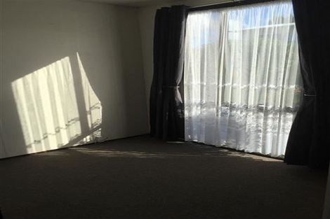 Photo of property in 1/4 Hanson Place, West Harbour, Auckland, 0618