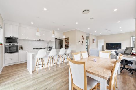 Photo of property in 4 Lewis Younie Road, Kumeu, 0810