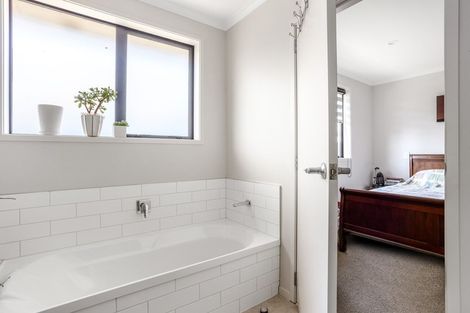 Photo of property in 22 Bridle Way, Omokoroa, 3114