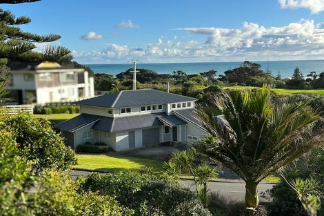 Photo of property in 1 Domain Crescent, Muriwai, Waimauku, 0881