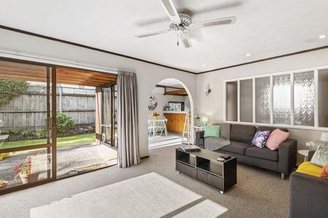 Photo of property in 2/10 Tobruk Crescent, Milford, Auckland, 0620