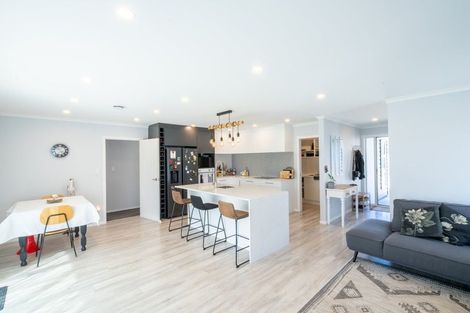 Photo of property in 96 Johnstone Drive, Fitzherbert, Palmerston North, 4410