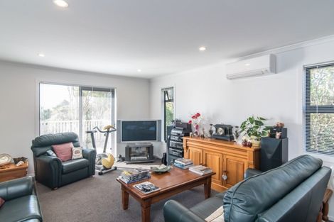 Photo of property in 15a Barclay Street, Newlands, Wellington, 6037