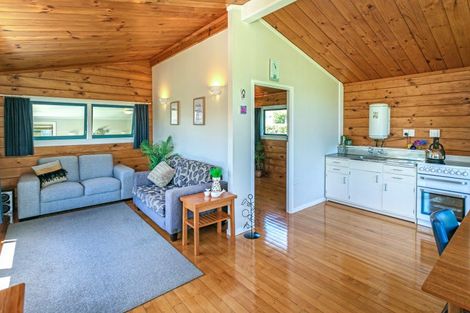 Photo of property in 11 Hahei Beach Road, Hahei, Whitianga, 3591