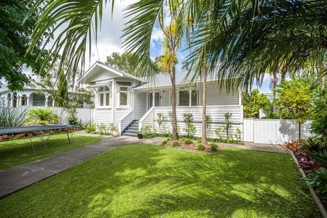 Photo of property in 15 Waterview Road, Stanley Point, Auckland, 0624