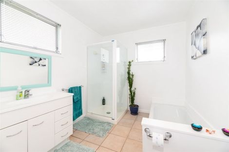 Photo of property in 60 Waimumu Road, Massey, Auckland, 0614