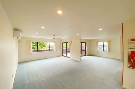 Photo of property in 12 Springwater Vale, Unsworth Heights, Auckland, 0632