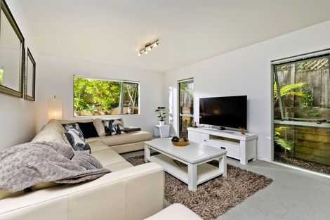 Photo of property in 2/362 East Coast Road, Sunnynook, Auckland, 0630