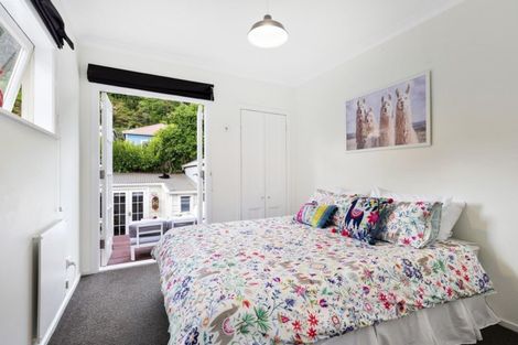 Photo of property in 27 Edinburgh Terrace, Berhampore, Wellington, 6023