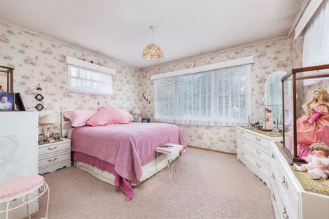 Photo of property in 70 Sylvan Crescent, Te Atatu South, Auckland, 0610