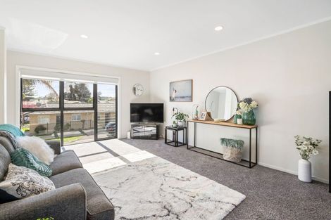 Photo of property in 18 Kevale Place, Manurewa, Auckland, 2102