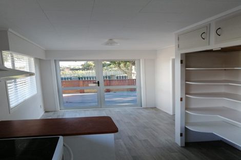 Photo of property in 5 Poharama Place, Marfell, New Plymouth, 4310