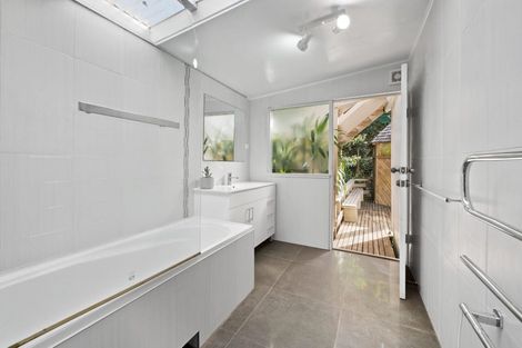 Photo of property in 60 Beach Road, Mellons Bay, Auckland, 2014