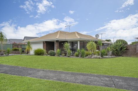 Photo of property in 2/10 Pinewood Grove, Botany Downs, Auckland, 2010