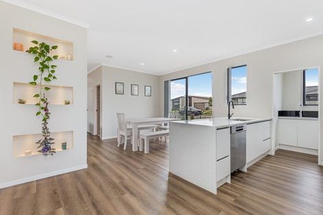 Photo of property in 2 Poutawa Lane, Clarks Beach, 2122