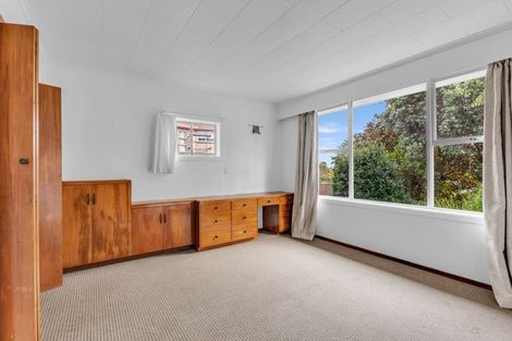 Photo of property in 50 Seaview Road, Marfell, New Plymouth, 4310
