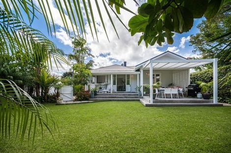 Photo of property in 15 Waterview Road, Stanley Point, Auckland, 0624