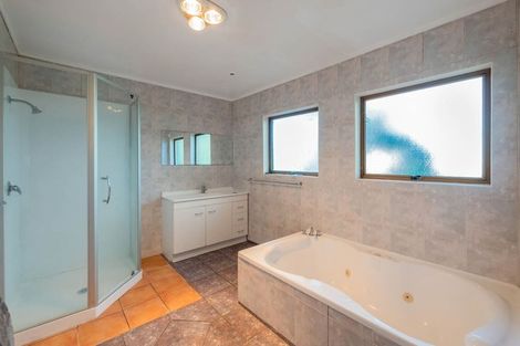 Photo of property in 40 Akoranga Drive, Northcote, Auckland, 0627