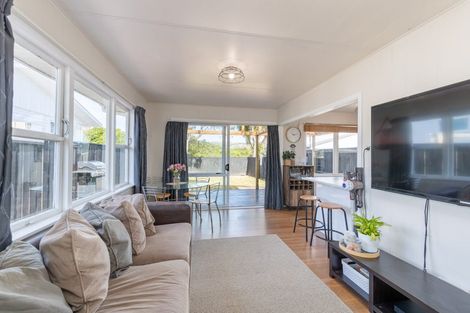 Photo of property in 96 Sievers Grove, Cannons Creek, Porirua, 5024