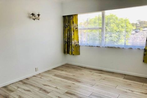 Photo of property in 10 Holdaway Avenue, Northcote, Auckland, 0627