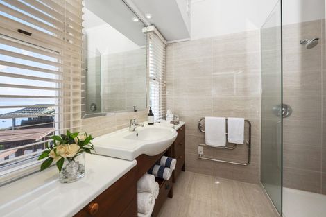 Photo of property in 15 Manahi Avenue, Kawaha Point, Rotorua, 3010