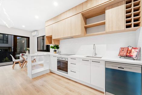 Photo of property in 20 Don Oliver Lane, Glen Eden, 0602