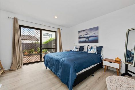 Photo of property in 30 Spalding Rise, Golflands, Auckland, 2013