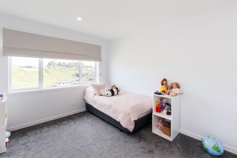 Photo of property in 23 Vaucluse Heights, Fitzherbert, Palmerston North, 4410
