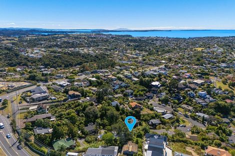 Photo of property in 2/8 Heatherleigh Rise, Northcross, Auckland, 0632