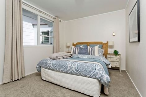 Photo of property in 18 Wykeham Place, Glenfield, Auckland, 0629